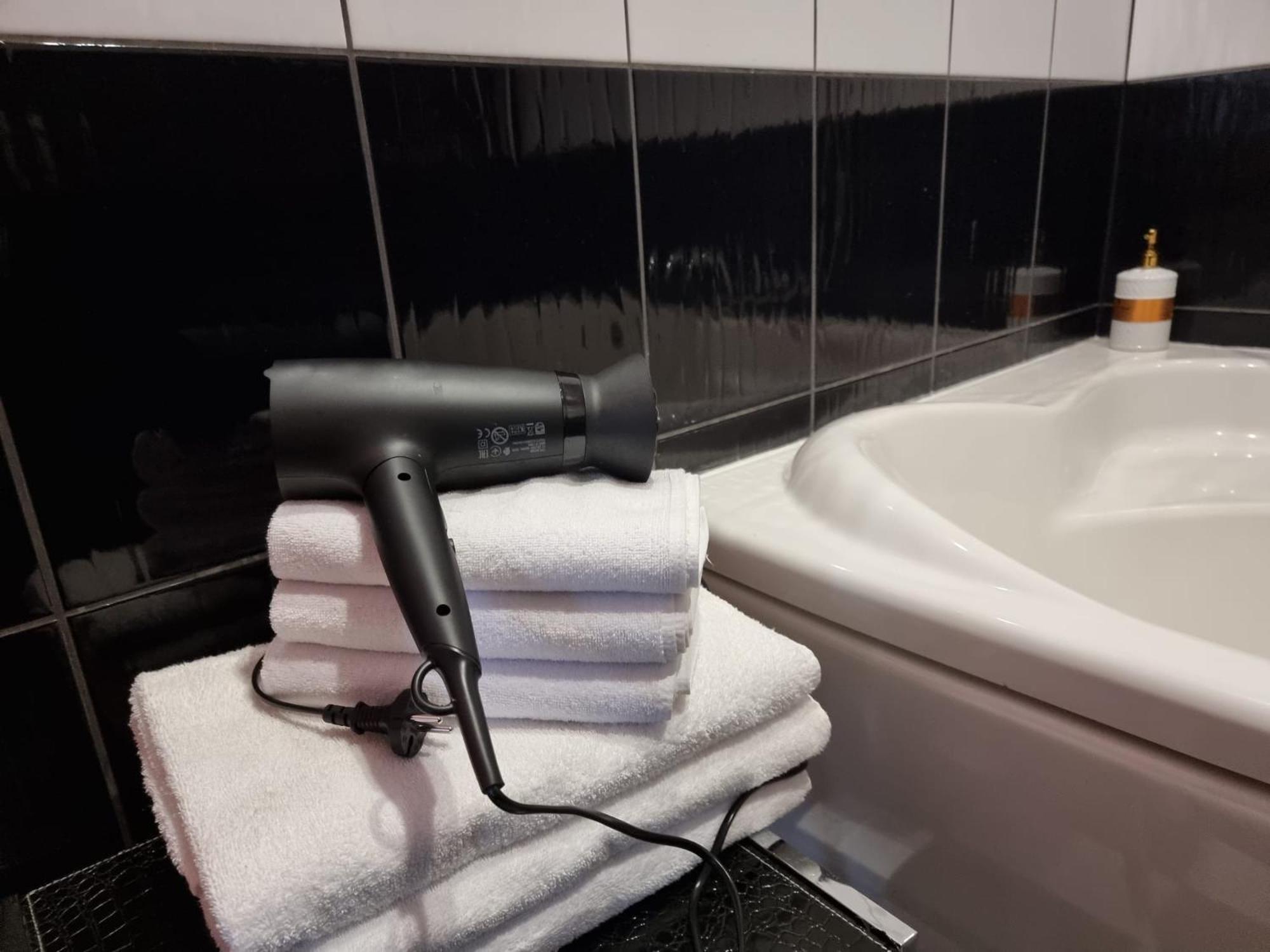Apartament 2 Bedroom Next To Hall With Parking
